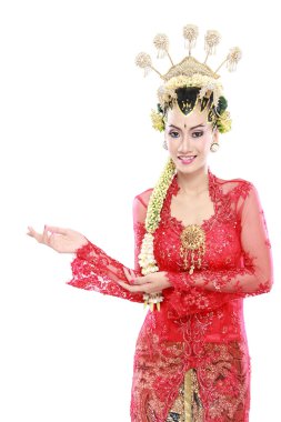 java ile boş alanı sunan geleneksel giyen kadın