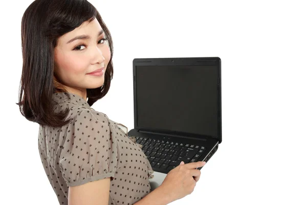 亚洲女人用的笔记本电脑 — 图库照片