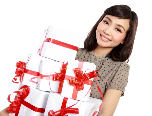Νεαρή γυναίκα ευτυχισμένη με κιβώτιο δώρων — Φωτογραφία Αρχείου