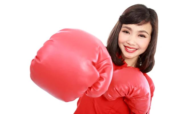 Mujer sonriendo feliz usando guantes de boxeo rojos —  Fotos de Stock