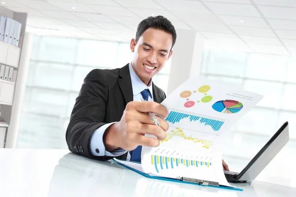 Exitoso hombre de negocios mostrando gráfico de crecimiento y sonriendo —  Fotos de Stock