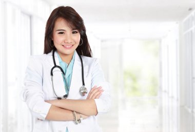 Doktor tıbbi kadın gülümsüyor