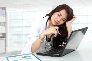 baş ağrısı olan genç bir doktor