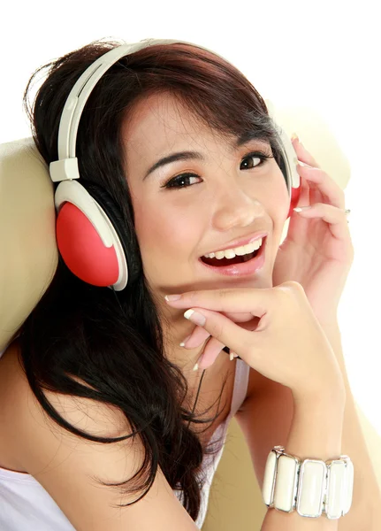 Ung flicka använda hörlurar — Stockfoto
