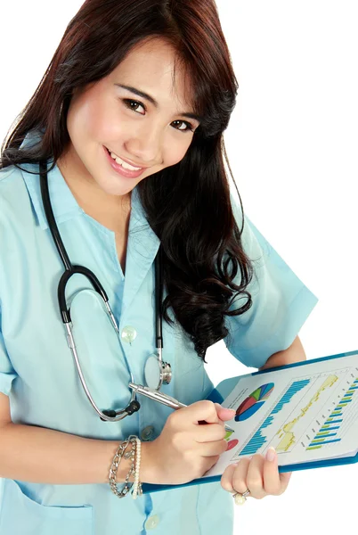 Enfermera joven sonriendo mientras trabaja — Foto de Stock