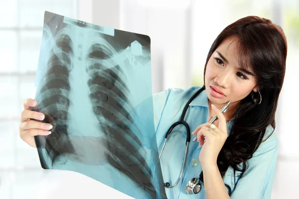 Asiatico femmina medico guardando il x-ray — Foto Stock