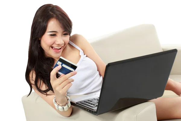 Mujer joven haciendo compras en línea — Foto de Stock