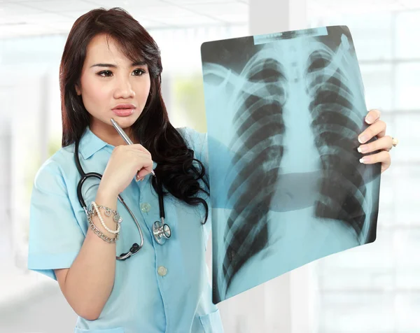 Asiático médico mujer mirando el x-ray —  Fotos de Stock