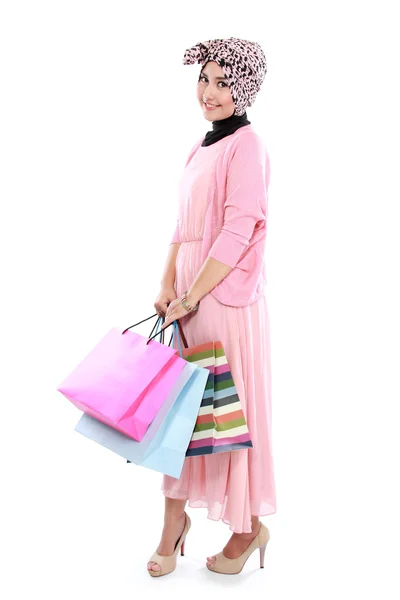 Giovane donna felice con shopping bag — Foto Stock