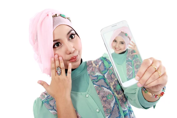 Счастливая молодая мусульманка делает автопортрет — стоковое фото