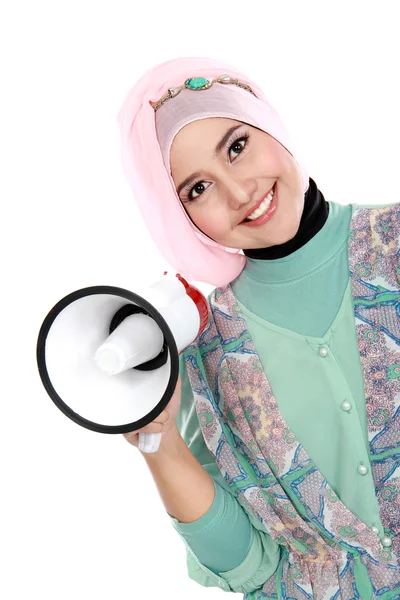 Joven atractiva mujer musulmana sosteniendo megáfono — Foto de Stock