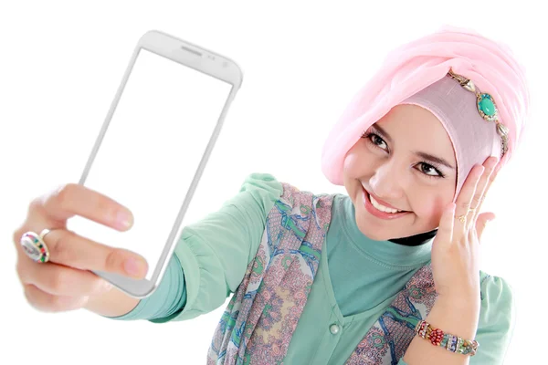Mutlu genç Müslüman kadını al kendine portre — Stok fotoğraf