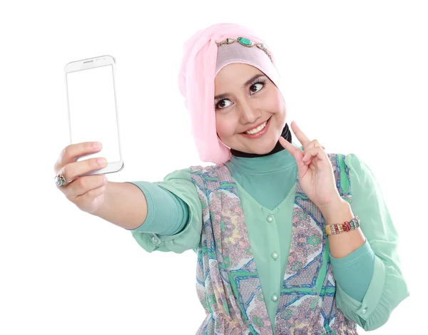 Mutlu genç Müslüman kadını al kendine portre — Stok fotoğraf