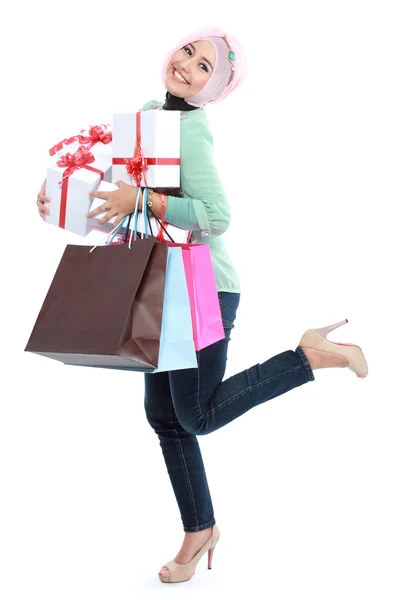 Счастливая стоящая молодая женщина с сумкой и подарочными коробками — стоковое фото