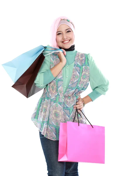 Beautiful young muslim woman holding a few shopping bags — Stock Photo, Image