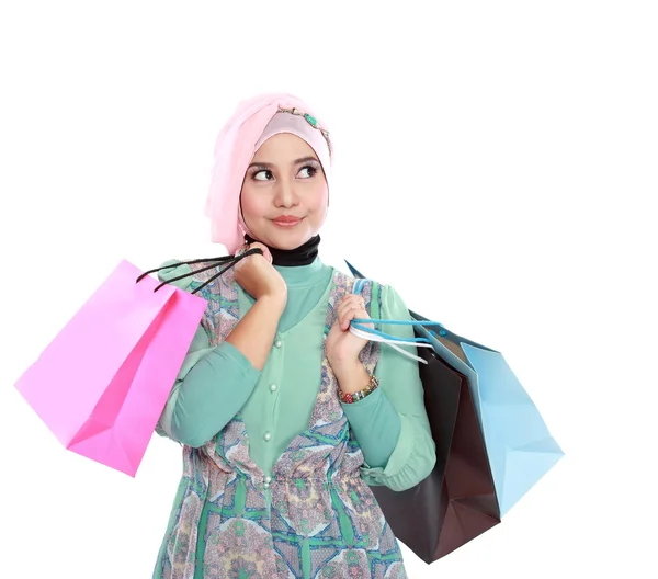 Красива молода мусульманка тримає кілька сумки для покупок — стокове фото