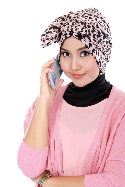 Retrato de uma mulher muçulmana asiática falando no telefone celular — Fotografia de Stock