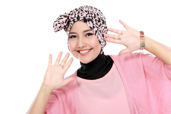 Feliz de jovem asiático muçulmano mulher na cabeça cachecol sorriso — Fotografia de Stock