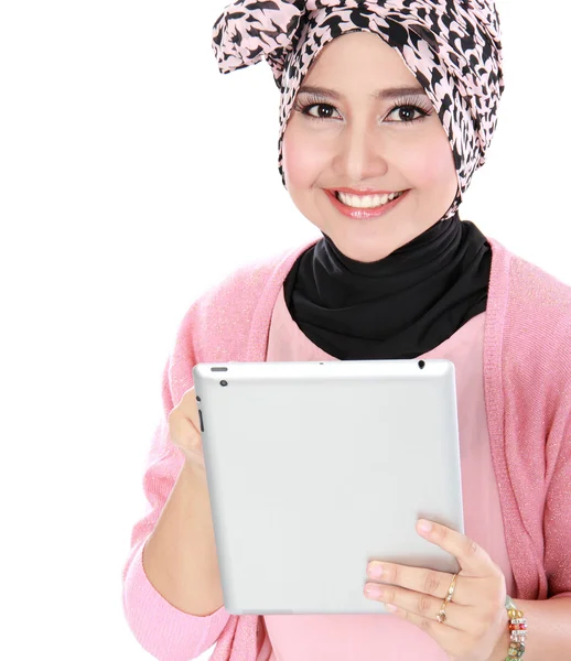 Belle jeune femme tenant tablette ordinateur — Photo