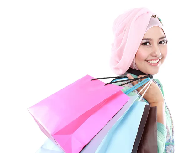 Beautiful young muslim woman holding a few shopping bags — Stock Photo, Image