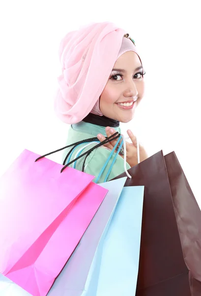 Закрита красива мусульманка тримає кілька торговельних пакетів — стокове фото