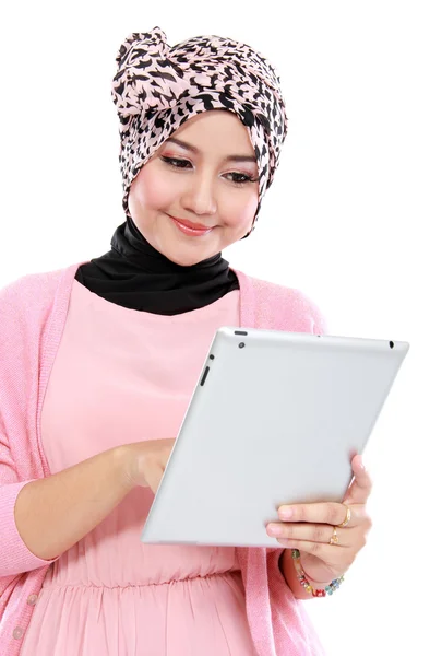 Mooie jonge moslimvrouw met behulp van tablet pc — Stockfoto