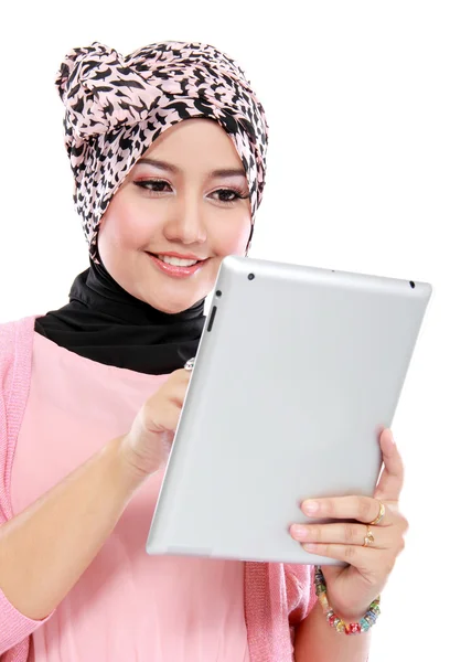 Mooie jonge moslimvrouw met behulp van digitale tablet pc — Stockfoto