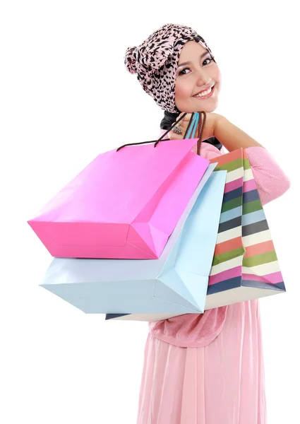 Feliz de joven mujer musulmana atractiva con bolsa de compras — Foto de Stock