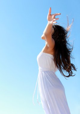 kadın onun özgürlük keyfini açık kollar ile sahilde rahatlatıcı