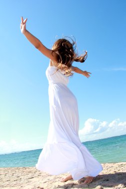 kadın onun özgürlük keyfini açık kollar ile sahilde rahatlatıcı