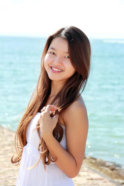 Schöne junge Frau am Strand — Stockfoto