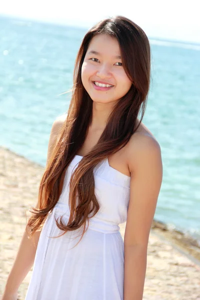 Schöne junge Frau am Strand — Stockfoto