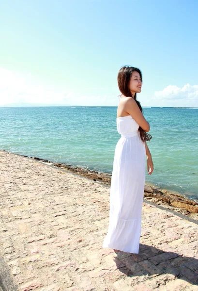 Schöne Frau allein am Strand — Stockfoto