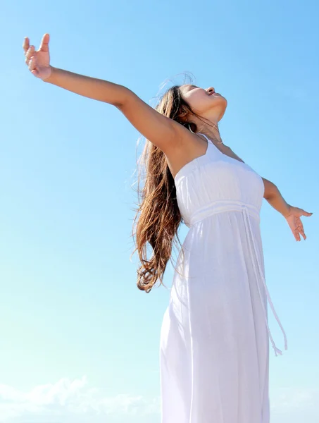 Woman with arms open enjoying her freedom — Stock Photo, Image