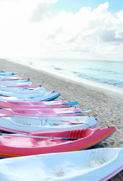 Canoës colorés à la plage — Photo