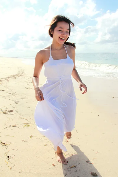 Jovem mulher feliz correndo na praia — Fotografia de Stock