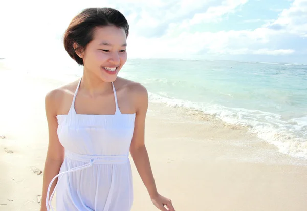 Plajda çalışan genç mutlu kadın — Stok fotoğraf