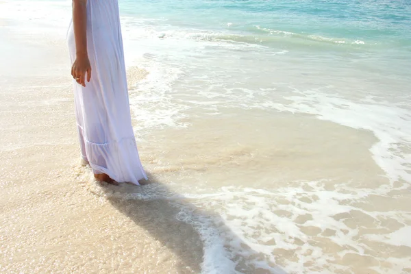 Mulher bonita de pé na praia — Fotografia de Stock