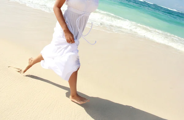 Pé de mulher enquanto corre na praia — Fotografia de Stock