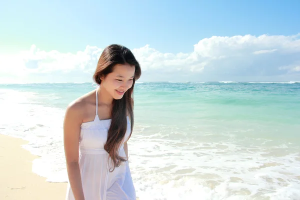 Jovem mulher feliz correndo na praia — Fotografia de Stock