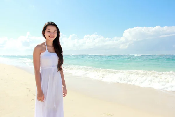 Mulher bonita em pé na areia e olhando para a câmera — Fotografia de Stock