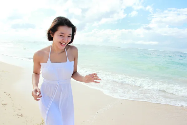 ผู้หญิงสาวมีความสุขวิ่งบนชายหาด — ภาพถ่ายสต็อก