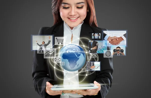 Businesswoman navigating in virtual reality interface — Stock Photo, Image