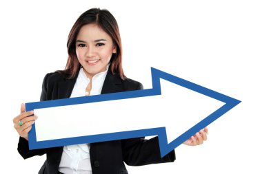 yön ok işareti ile gülümseyen iş kadını resmi