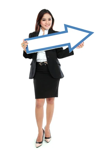 Mujer de negocios sonriente con signo de flecha de dirección —  Fotos de Stock