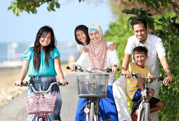 子供を持つ家族、ビーチで屋外自転車に乗ってお楽しみください。 — ストック写真