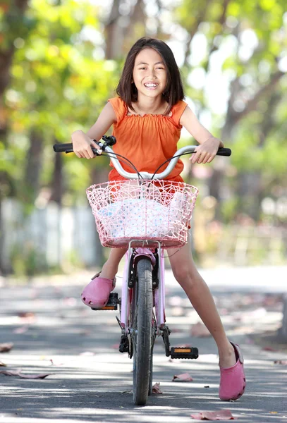 Asiatico carino bambina equitazione bicicletta all'aperto — Foto Stock