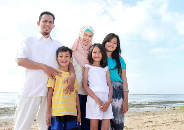 Aziatische en gelukkige familie op het strand glimlachen samen — Stockfoto