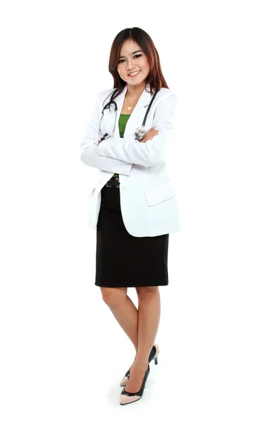 Retrato de uma jovem médica de pé com os braços dobrados — Fotografia de Stock