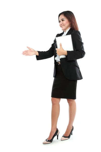 Retrato de mujer de negocios sosteniendo tableta ordenador y repartir t —  Fotos de Stock